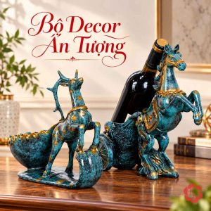 Kệ rượu vang tuấn mã và tuần lộc đặt cạnh nhau, một mẫu ngựa chồm vó và một mẫu hươu có gạc.