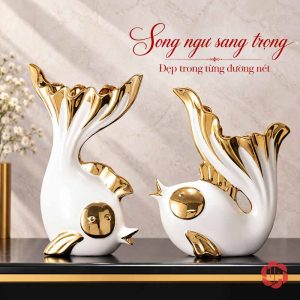 Hai tượng cá gốm sứ trắng có mắt và đuôi ánh vàng