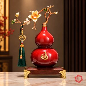 Hồ lô gốm sứ đỏ chữ Phúc với cành hoa và tua xanh