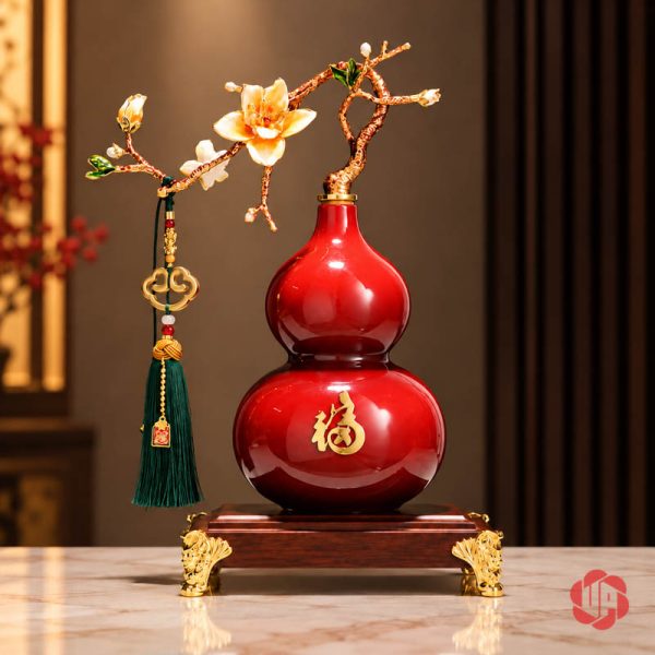 Hồ lô gốm sứ đỏ chữ Phúc với cành hoa và tua xanh