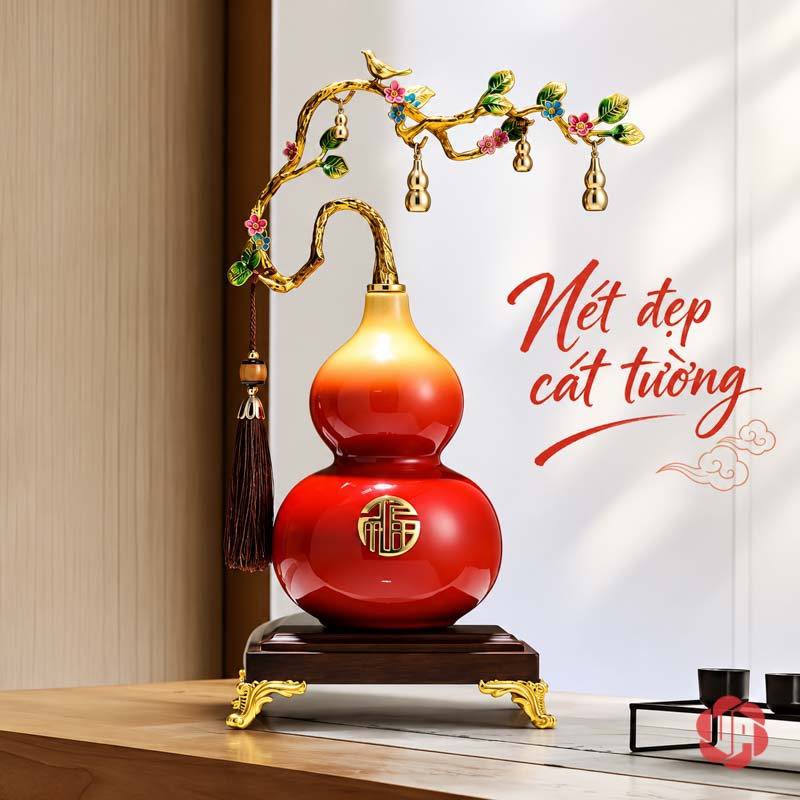Hồ Lô Phong Thủy Gốm Sứ Chữ Phúc UP058A Hồ lô đỏ cam với cành cong vàng trước tường sáng
