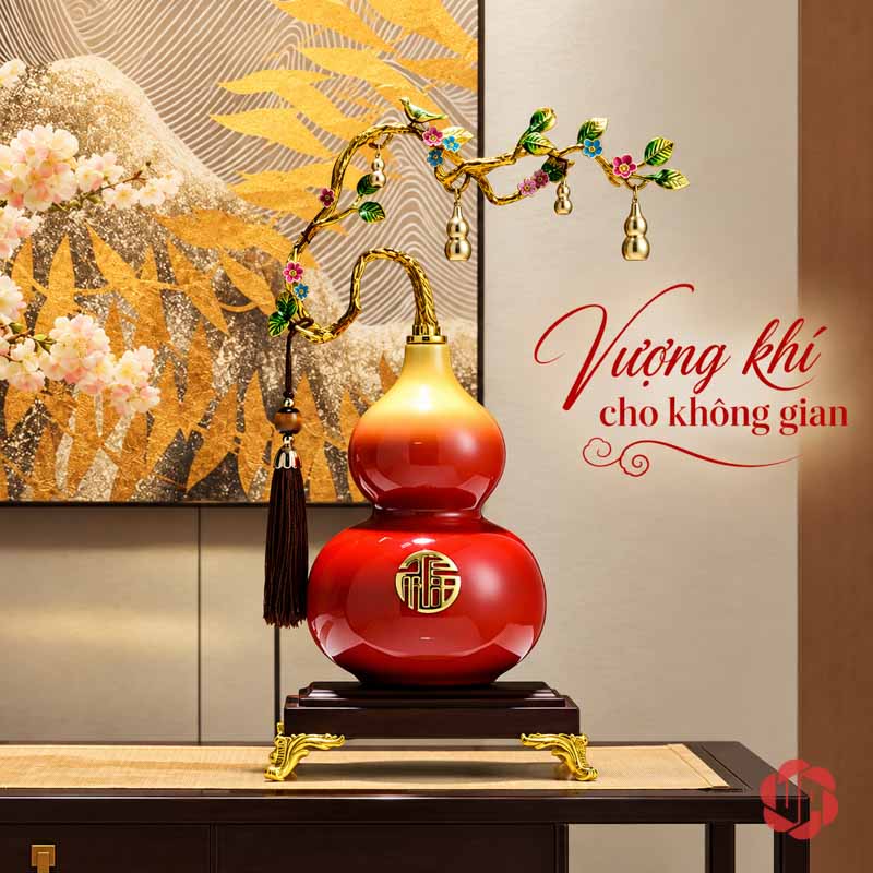 Hồ Lô Phong Thủy Gốm Sứ Chữ Phúc UP058A Hồ lô chữ Phúc trên bàn trước tranh hoa vàng