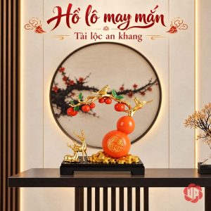 Tượng hồ lô hươu chim trên bàn console trước tranh tròn