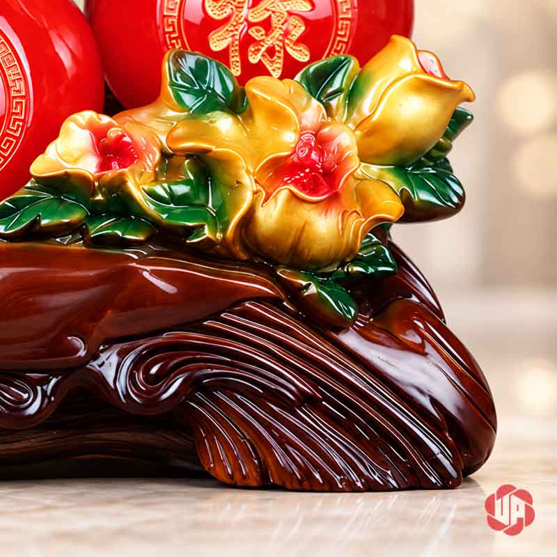 Hồ Lô Phong Thủy Phúc Lộc Song Toàn UP060A Cận cụm hoa vàng trên đế nâu tạo vân uốn lượn