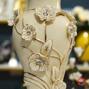 Cận cảnh thân bình gốm sứ UP073 với những bông hoa đắp nổi viền vàng