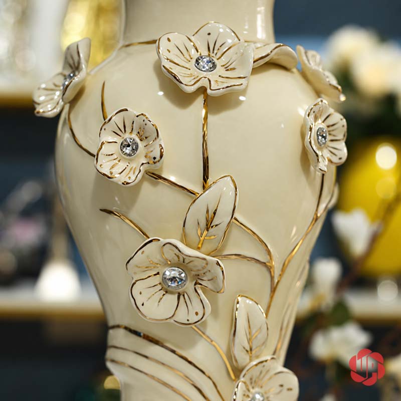 Bình Hoa Gốm Sứ Cao Cấp Hoa Đắp Nổi Trắng Vàng UP073 Cận cảnh thân bình gốm sứ UP073 với những bông hoa đắp nổi viền vàng