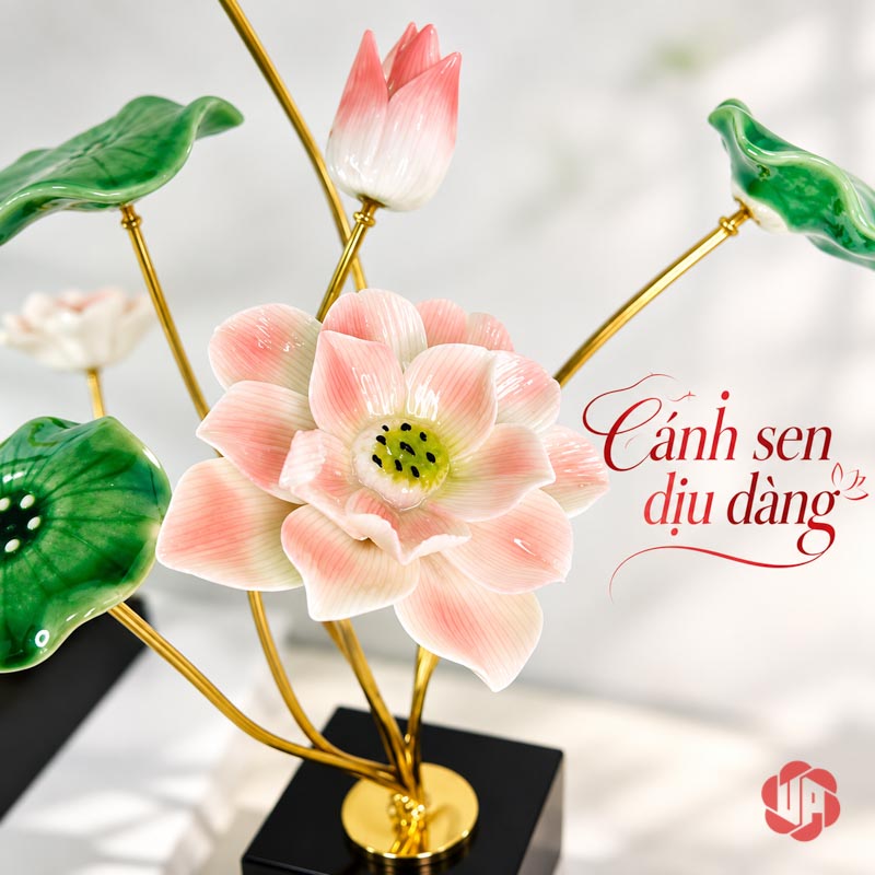 Hoa Sen Trang Trí Gốm Sứ Và Hợp Kim UP019 Hoa sen trang trí cận cảnh cánh hồng và nhụy xanh vàng