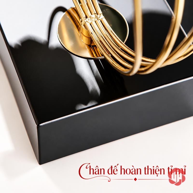 Hoa Sen Trang Trí Gốm Sứ Và Hợp Kim UP019 Hoa sen trang trí chi tiết cành cong gắn trên đế đen