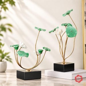 Hoa sen trang trí trắng bày cạnh cây xanh trên bàn