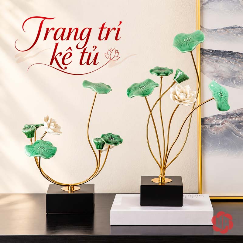 Hoa Sen Trang Trí Gốm Sứ Và Hợp Kim UP019 Hoa sen trang trí trắng trên kệ cạnh tranh đứng