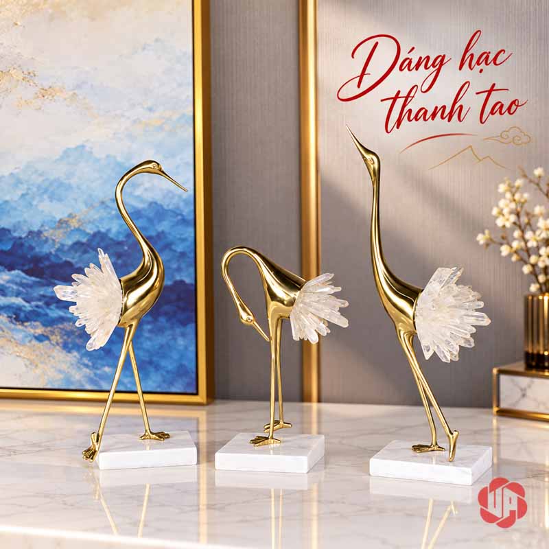 Đồ Trang Trí Phòng, Tượng Chim Hồng Hạc Bằng Đồng UPD069 Ba tượng hồng hạc đuôi sáng màu, thân vàng trên đế trắng trước tranh xanh