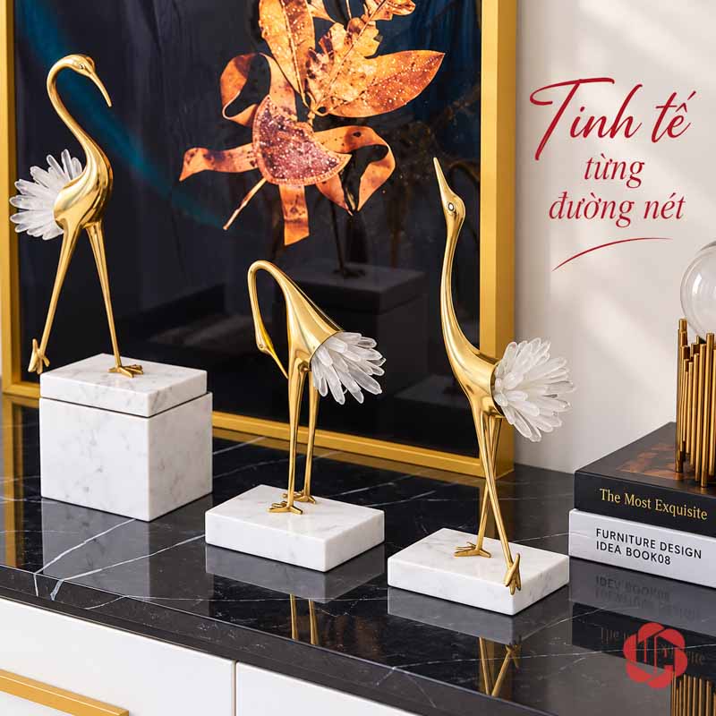 Đồ Trang Trí Phòng, Tượng Chim Hồng Hạc Bằng Đồng UPD069 Ba tượng hồng hạc thân vàng, đuôi xòe sáng màu trên mặt tủ tối