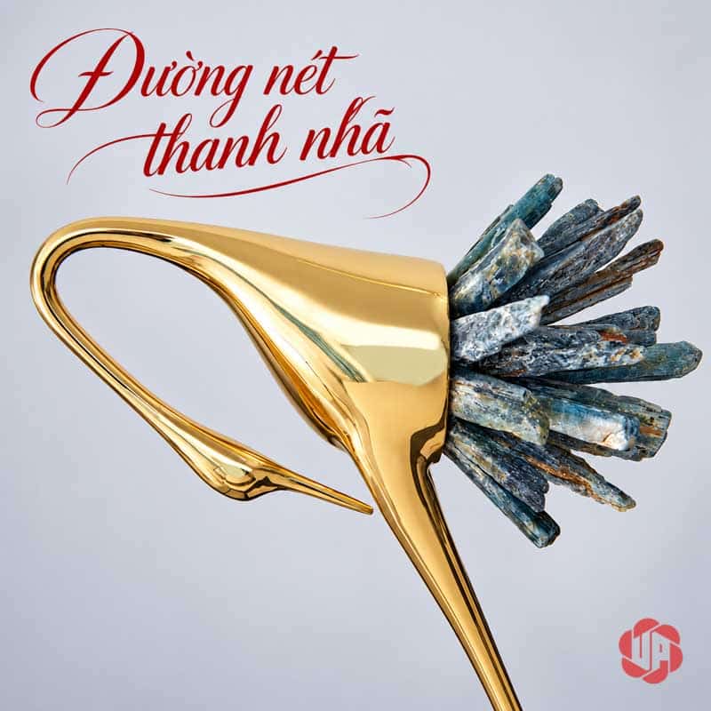 Đồ Trang Trí Phòng, Tượng Chim Hồng Hạc Bằng Đồng UPD069 Cận tượng hồng hạc cúi đầu, thân vàng và đuôi xanh xám xòe nhánh