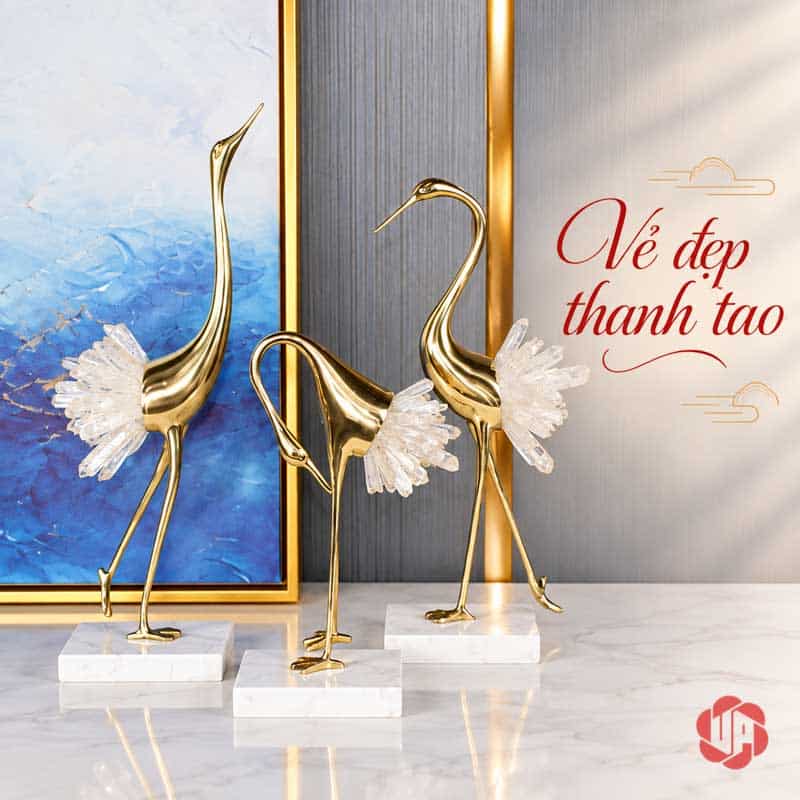 Đồ Trang Trí Phòng, Tượng Chim Hồng Hạc Bằng Đồng UPD069 Ba tượng hồng hạc đuôi sáng màu trên chân đế trắng, nền tranh xanh