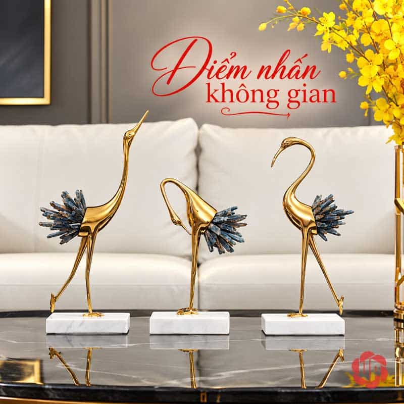 Đồ Trang Trí Phòng, Tượng Chim Hồng Hạc Bằng Đồng UPD069 Ba hồng hạc đuôi xanh xám trên bàn trước sofa và cành hoa vàng