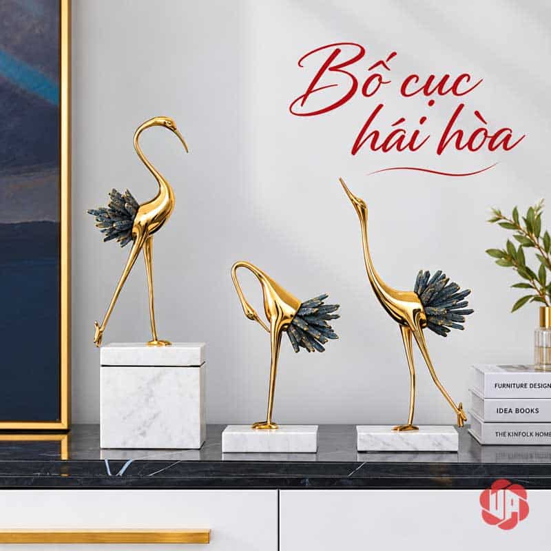 Đồ Trang Trí Phòng, Tượng Chim Hồng Hạc Bằng Đồng UPD069 Ba tượng hồng hạc đuôi xanh xám đặt trên kệ, một tượng được kê cao