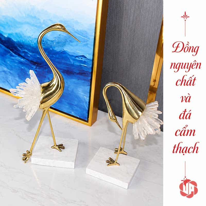 Đồ Trang Trí Phòng, Tượng Chim Hồng Hạc Bằng Đồng UPD069 Góc nhìn từ trên xuống hai tượng hồng hạc đuôi sáng trên đế trắng