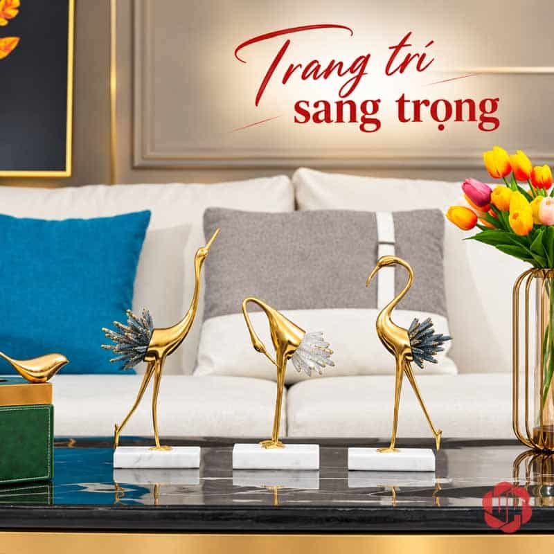 Đồ Trang Trí Phòng, Tượng Chim Hồng Hạc Bằng Đồng UPD069 Các tượng hồng hạc đuôi xanh xám bày trên mặt bàn đá trước sofa