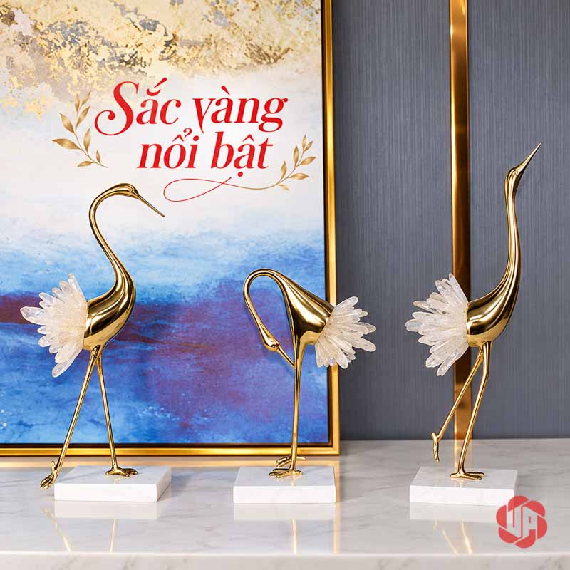 Đồ Trang Trí Phòng, Tượng Chim Hồng Hạc Bằng Đồng UPD069 Ba tượng hồng hạc ánh vàng bày trước tranh xanh và tường xám