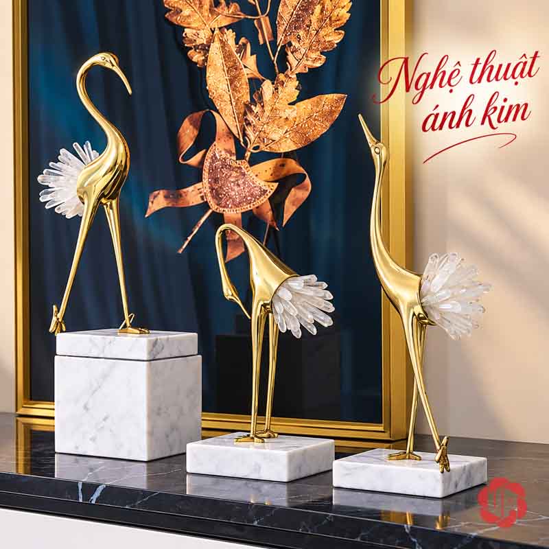 Đồ Trang Trí Phòng, Tượng Chim Hồng Hạc Bằng Đồng UPD069 Ba tượng hồng hạc đuôi sáng đặt trên tủ đen trước tranh nghệ thuật