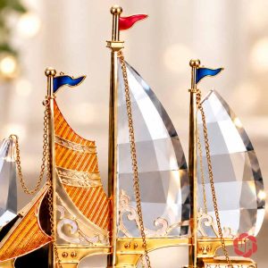 Hộp bút để bàn thuyền buồm cận cảnh buồm trong và cờ nhỏ trên cột