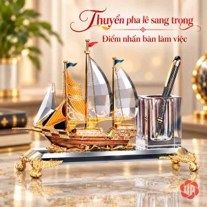 Hộp bút để bàn thuyền buồm mẫu A1 nhìn toàn thể trên mặt bàn sáng