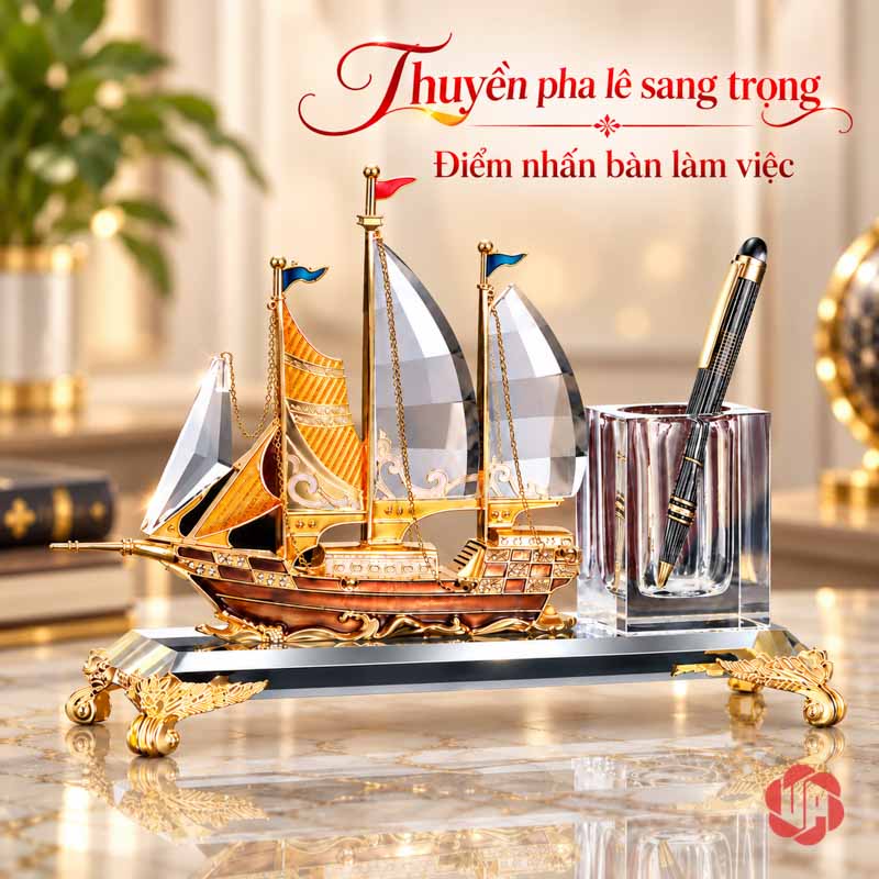 Hộp Bút Để Bàn Thuyền Buồm Thuận Buồm Xuôi Gió UP046 Hộp bút để bàn thuyền buồm mẫu A1 nhìn toàn thể trên mặt bàn sáng
