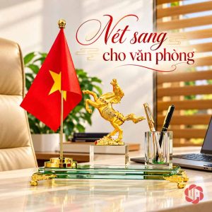 Hộp đựng bút để bàn có cờ đặt cạnh máy tính trong văn phòng