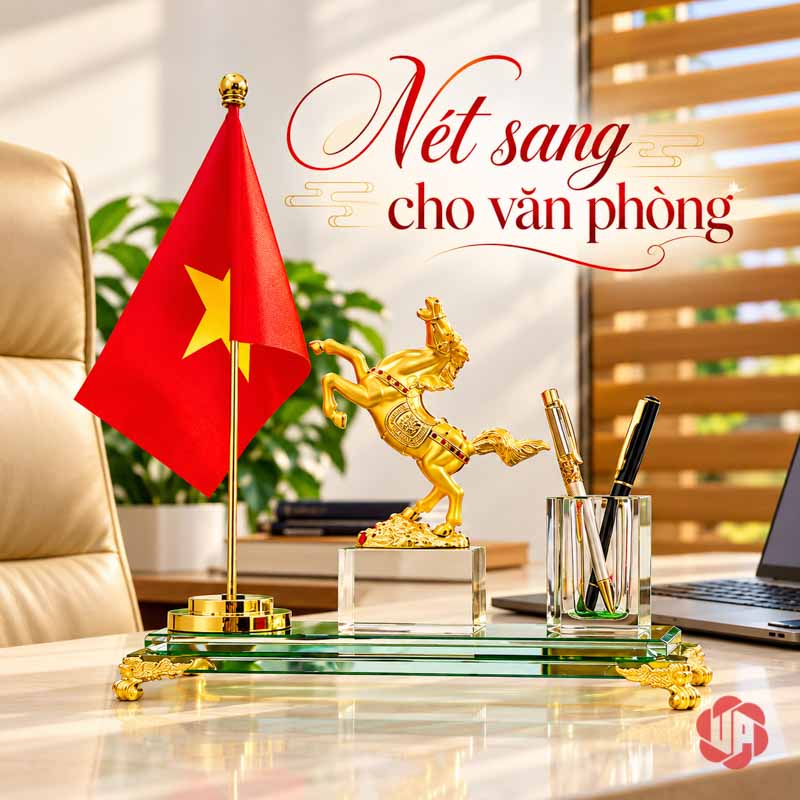 Hộp Đựng Bút Để Bàn Ngựa Mã Đáo Thành Công UP057 Hộp đựng bút để bàn có cờ đặt cạnh máy tính trong văn phòng