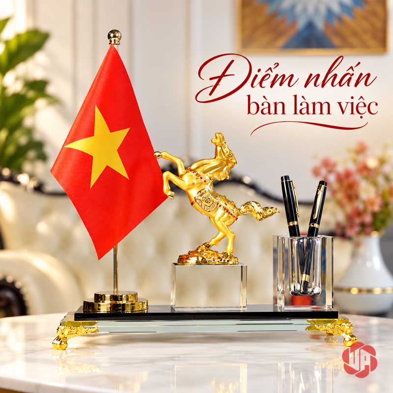 Hộp Đựng Bút Để Bàn Ngựa Mã Đáo Thành Công UP057 Hộp đựng bút để bàn có cờ trước tranh trong phòng sáng