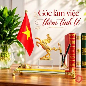 Hộp đựng bút để bàn ngựa mã đáo bên chậu cây và sách