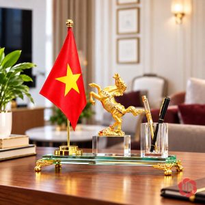 Hộp đựng bút để bàn ngựa mã đáo thành công có cờ trên bàn gỗ