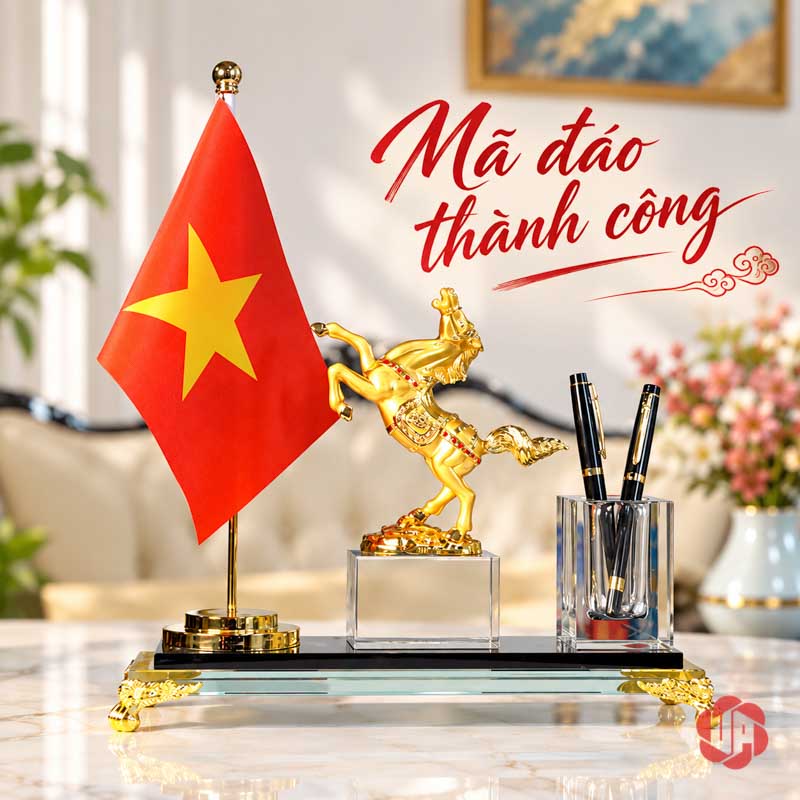 Hộp Đựng Bút Để Bàn Ngựa Mã Đáo Thành Công UP057 Hộp đựng bút để bàn ngựa vàng có cờ trên mặt bàn sáng