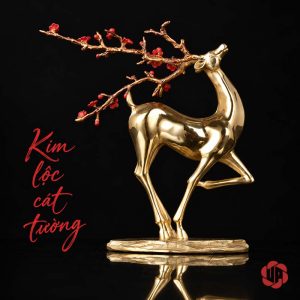 Hươu đồng tài lộc màu vàng với chân trước nâng nhẹ