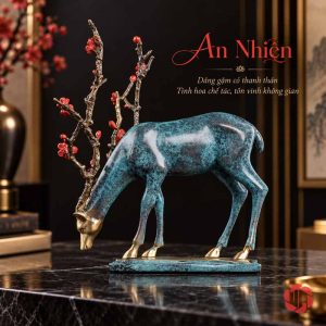 Hươu đồng xanh cúi đầu trên đế nhìn nghiêng