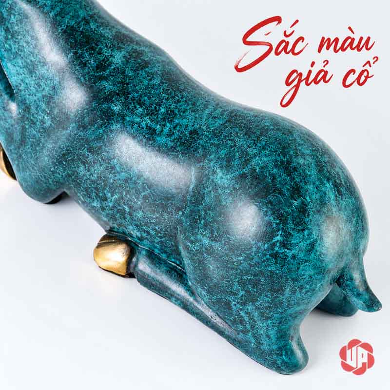 Tượng Hươu Bằng Đồng Tài Lộc, Dáng Nằm Hoa Đỏ UPD070 Cận phần thân sau tượng hươu với bề mặt xanh đậm nhạt
