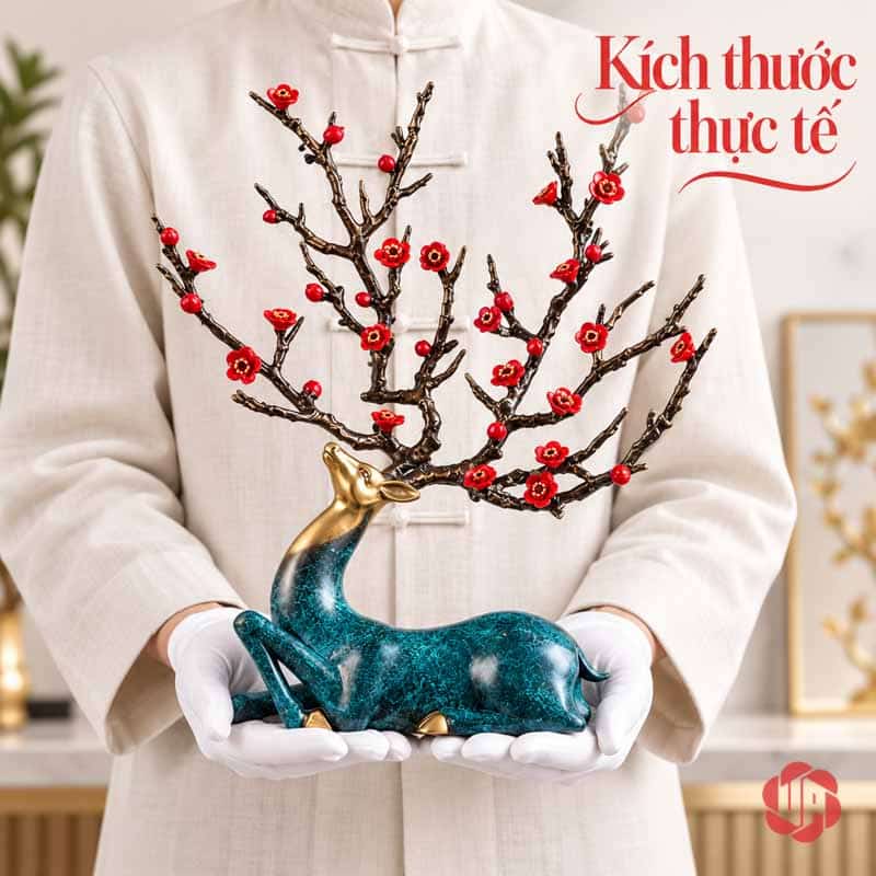 Tượng Hươu Bằng Đồng Tài Lộc, Dáng Nằm Hoa Đỏ UPD070 Người mặc áo trắng đỡ tượng hươu nằm có sừng hoa đỏ