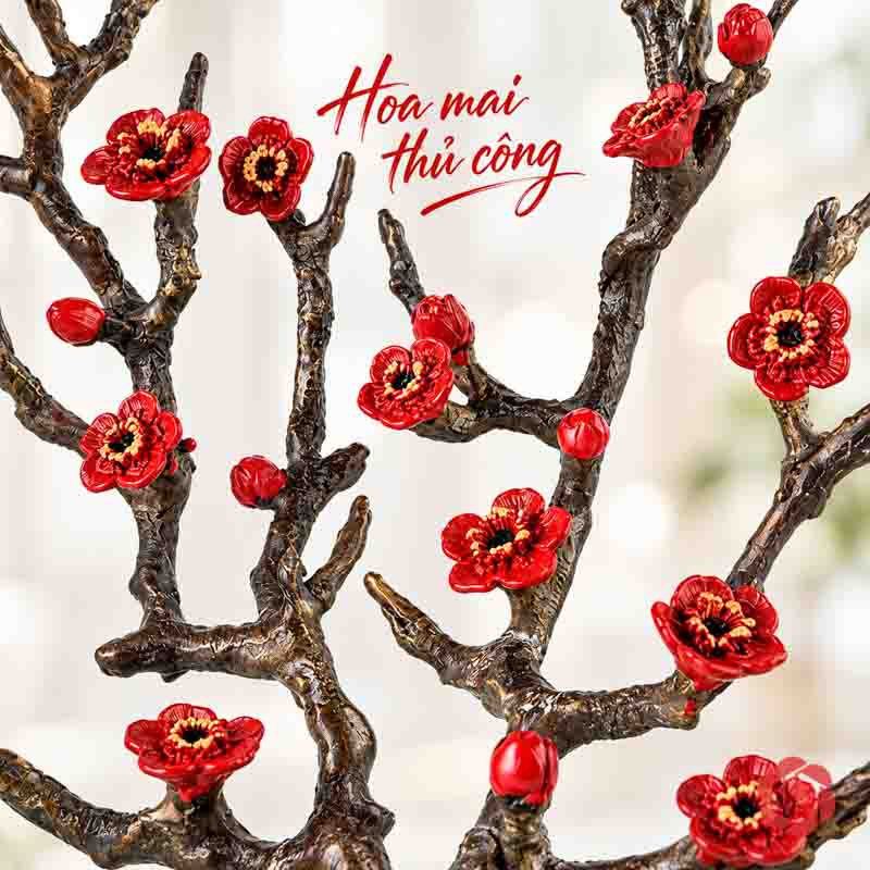Tượng Hươu Bằng Đồng Tài Lộc, Dáng Nằm Hoa Đỏ UPD070 Cận cành sừng sẫm màu với hoa đỏ, nhụy vàng và các nụ nhỏ