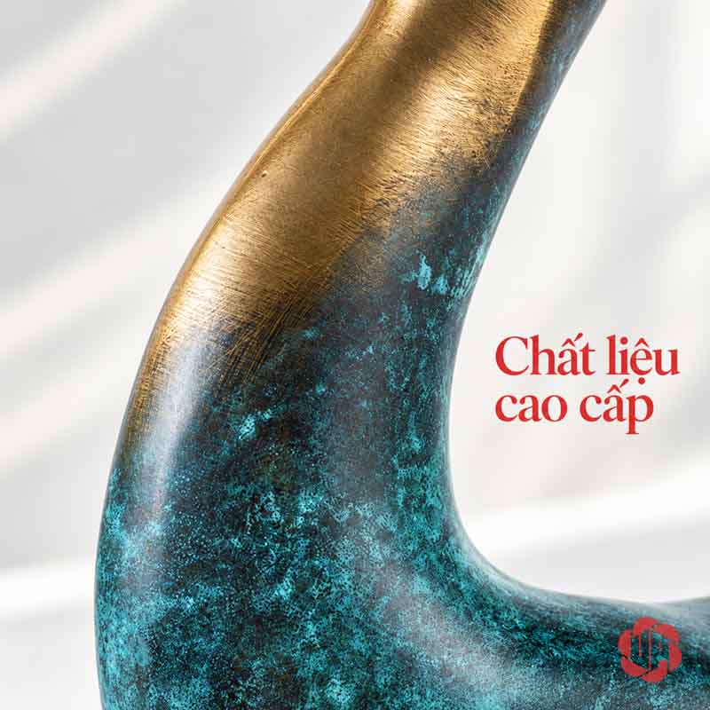 Tượng Hươu Bằng Đồng Tài Lộc, Dáng Nằm Hoa Đỏ UPD070 Cận cổ tượng hươu, phần ánh vàng chuyển sang thân xanh loang
