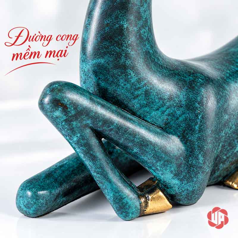 Tượng Hươu Bằng Đồng Tài Lộc, Dáng Nằm Hoa Đỏ UPD070 Cận hai chân trước thu gọn sát thân xanh của tượng hươu
