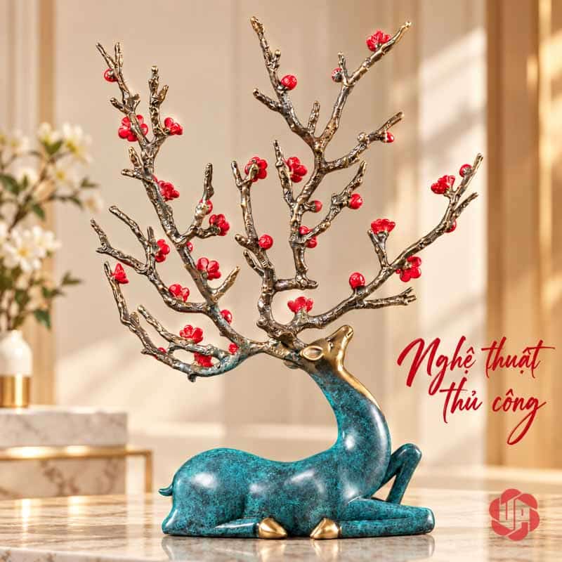 Tượng Hươu Bằng Đồng Tài Lộc, Dáng Nằm Hoa Đỏ UPD070 Góc ngang tượng hươu nằm, chân thu gọn và cổ hướng lên