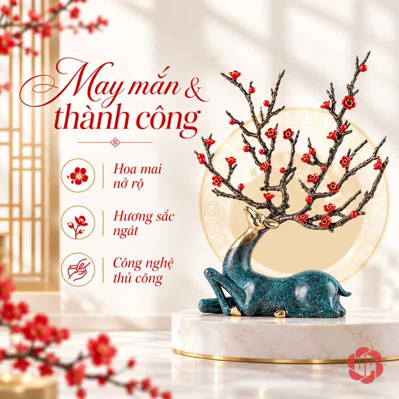 Tượng Hươu Bằng Đồng Tài Lộc, Dáng Nằm Hoa Đỏ UPD070 Tượng hươu hoa đỏ đặt trên bệ sáng trong bố cục trang trí mùa xuân