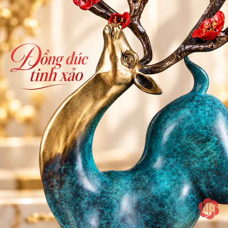 Tượng Hươu Nghệ Thuật Bằng Đồng, Dáng Vươn Hoa Đỏ UPD071 Cận đầu hươu ánh vàng, cổ cong và thân xanh dưới sừng hoa