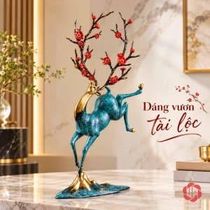 Tượng hươu đồng thân xanh với chân nâng, cổ vươn và đế tạo hình