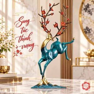 Tượng hươu xanh dáng vươn, chân nâng và sừng hoa đỏ trên bàn sáng