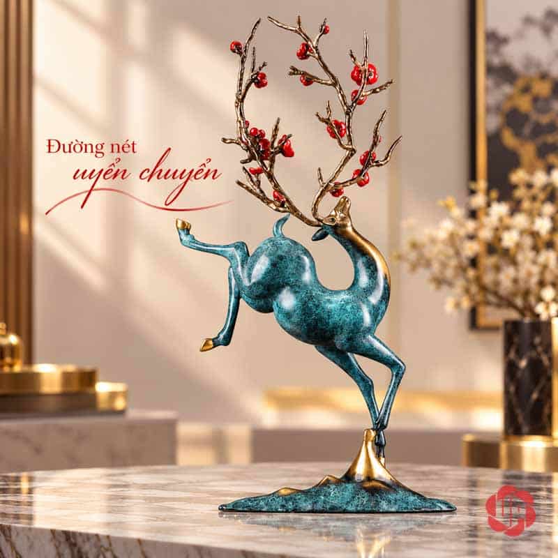 Tượng Hươu Nghệ Thuật Bằng Đồng, Dáng Vươn Hoa Đỏ UPD071 Tượng hươu dáng vươn nhìn từ bên, cổ vàng và tán hoa mở phía trên