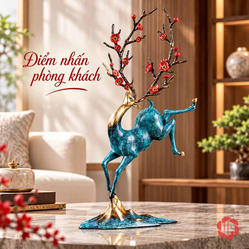 Tượng Hươu Nghệ Thuật Bằng Đồng, Dáng Vươn Hoa Đỏ UPD071 Tượng hươu dáng vươn đặt trên bàn trong phòng khách có sofa