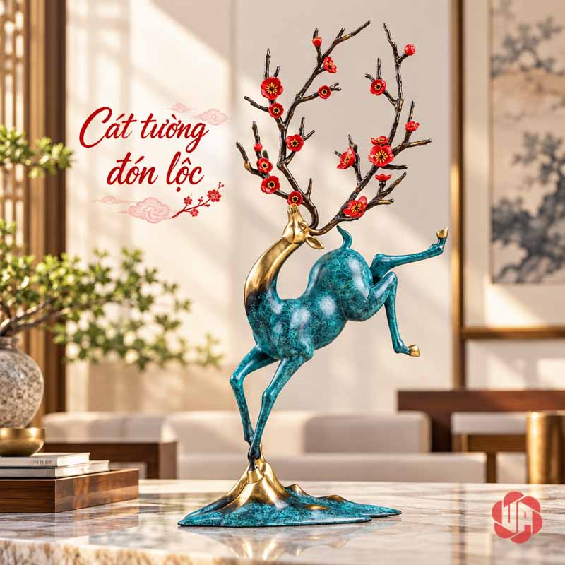 Tượng Hươu Nghệ Thuật Bằng Đồng, Dáng Vươn Hoa Đỏ UPD071 Tượng hươu xanh hoa đỏ đứng trên bàn sáng cạnh đồ trang trí