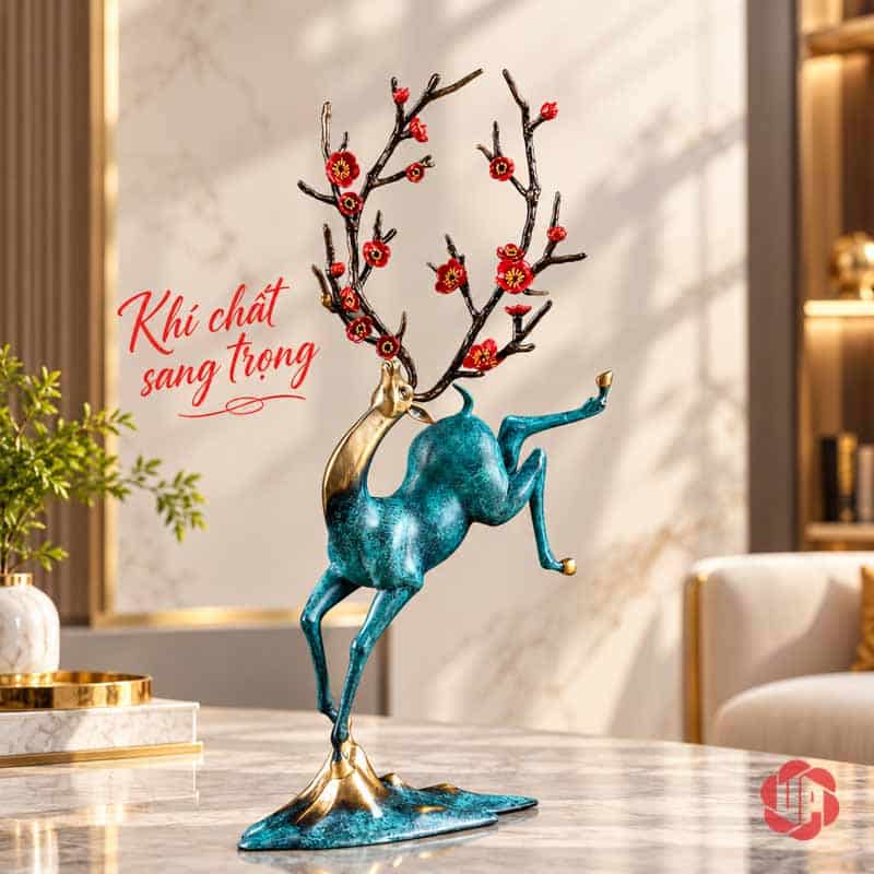 Tượng Hươu Nghệ Thuật Bằng Đồng, Dáng Vươn Hoa Đỏ UPD071 Toàn dáng hươu xanh vươn cao trên đế, đặt trong không gian sáng