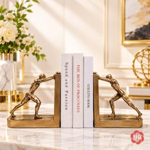 Kệ chặn sách Lực Sỹ phối sách trên bàn cạnh bình hoa trắng